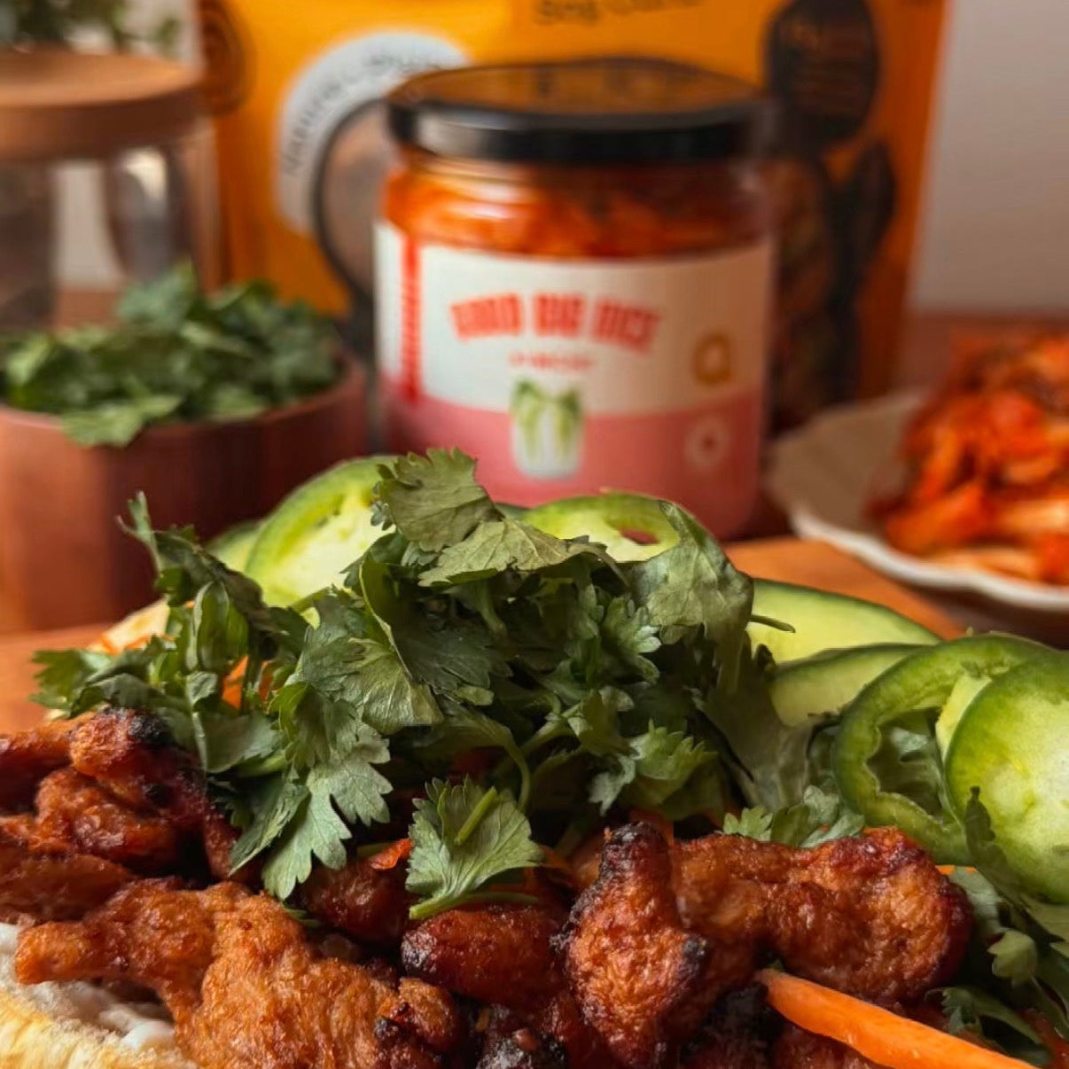 Bánh mì végé aux lanières de soya laquées et kimchi - LES BRUTES