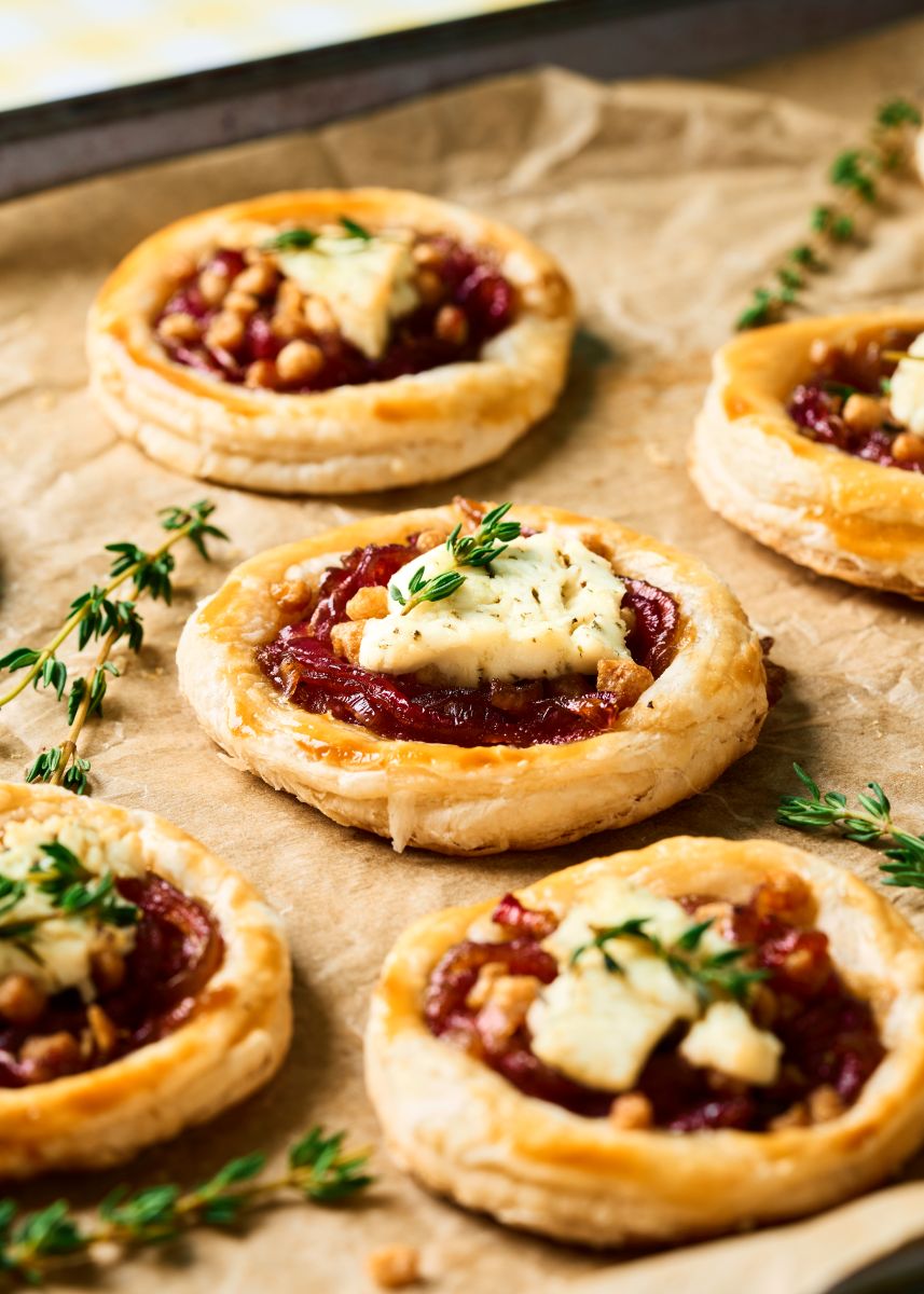Feuilletés à la PVT nature, oignons caramélisés & chèvre