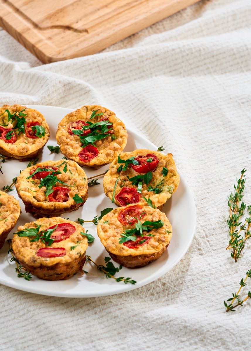 Mini-quiches à la PVT Les Brutes, tomates et herbes fraîches