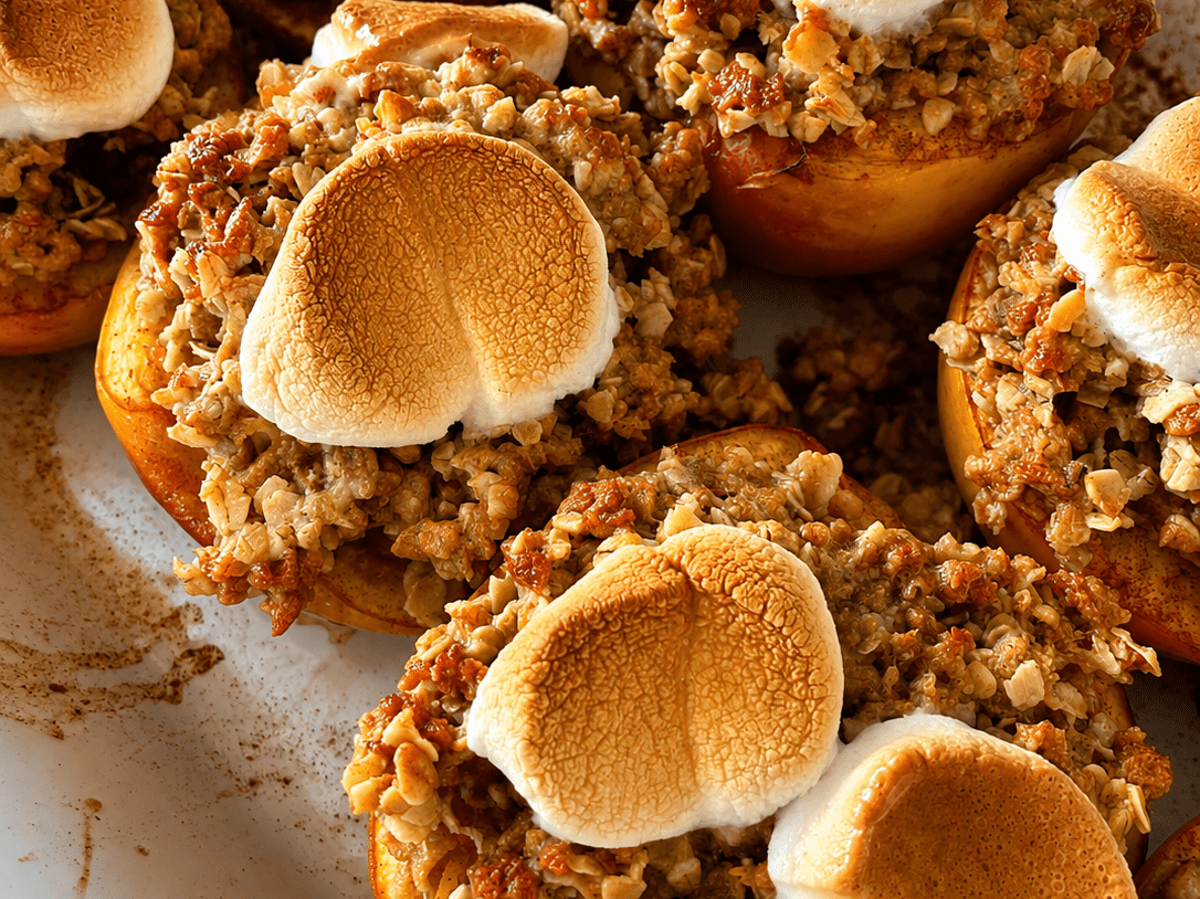Pêches rôties au crumble de PVT & guimauves grillées - LES BRUTES