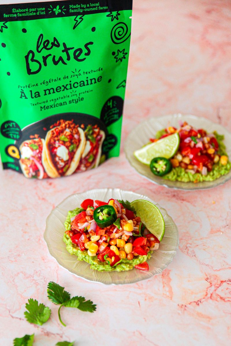 Salade de maïs et PVT avec garniture crémeuse à l’avocat