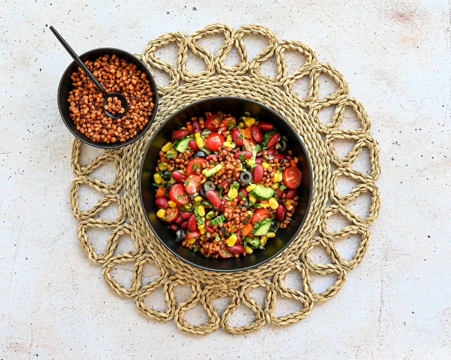 Mexican salad and its crunchy topping with TVP